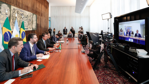 El presidente brasileño, Jair Bolsonaro, escuchando a Alberto Fernández en la videoconferencia de este lunes.