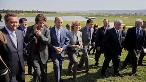 El empresario Joaquín Molpeceres, en el centro, junto a la entonces presidenta de la Comunidad de Madrid, Esperanza Aguirre, y otros cargos políticos, en la inauguración del campo de golf de la finca El Encín, en marzo de 2011.