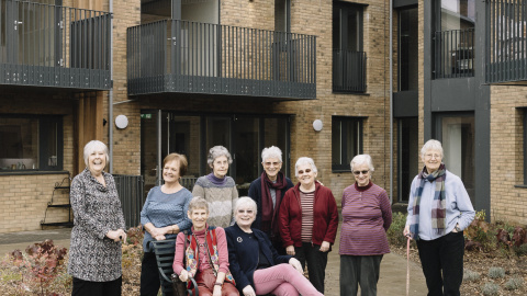 2/1/23 Grupo de residentes en un 'cohousing' londinense.