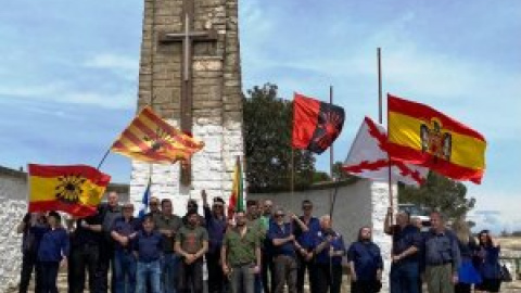 Las fotos de la vergüenza: una treintena de franquistas vuelven a desafiar la Ley de Memoria con un mitin en Huesca