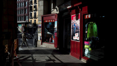 Tienda de souvenirs vacía en la Plaza Mayor de Madrid. Sin turistas, la plaza sufre las consecuencias de la crisis derivada de la pandemia.