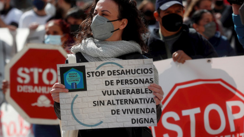 Diferentes organizaciones se han concentrado en la Plaza el Ayuntamiento de Valencia para exigir una Ley que Garantice el Derecho a la Vivienda.