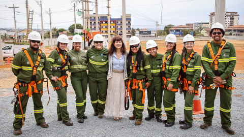 La ministra de Igualdad, Ana Redondo, durante la visita la Escuela de Electricistas de Iberdrola en Brasil. / IBERDROLA