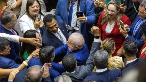 El presidente electo de Brasil, Luiz Inacio Lula da Silva, es recibido en el Congreso Nacional por numerosos jefes de estado y funcionarios gubernamentales durante su ceremonia de investidura.