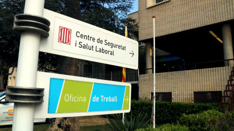 Rètols indicatius del Centre de Seguretat i Salut Laboral i de l'Oficina de Treball del SOC al barri de Campclar de Tarragona. Imatge del 30 de març del 2021.