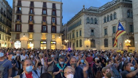 Una imatge de la concentració d'aquest divendres al vespre a Barcelona contra la detenció de Carles Puigdemont.