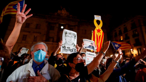 Varias personas sostienen retratos del expresidente de la Generalitat Carles Puigdemont durante las fiestas de la Mercé.