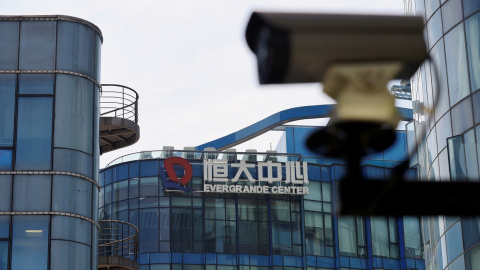 El logo de Evergrande en el edificio Evergrande Center, en Shanghai. REUTERS/Aly Song