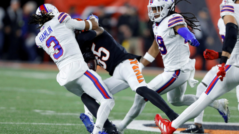 El defensa de los Buffalo Bills, Damar Hamlin (3), hace frente al receptor de los Cincinnati Bengals, Tee Higgins (85).