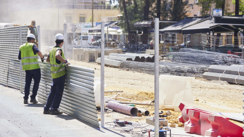 10/08/2022 Dos obreros colocan una pieza metálica del cajón de obra durante las obras de ampliación del metrocentro de San Bernardo a Santa Justa en el barrio de Nervión, a 29 de julio de 2022 en Sevilla