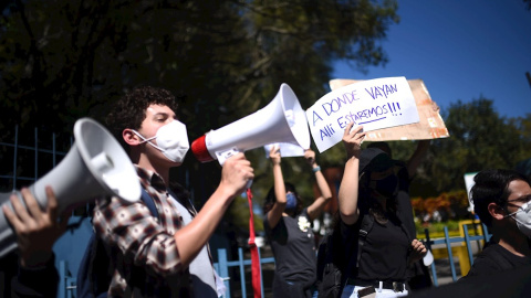 Representantes de la Asociación de Estudiantes Universitarios (AEU) protestan a las puertas del Teatro Nacional Miguel Ángel Asturias y exigen la renuncia del presidente Alejandro Giammattei. - EFE