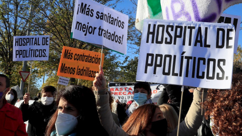 Protesta de personal sanitario en el exterior del hospital de Emergencias Enfermera Isabel Zendal.