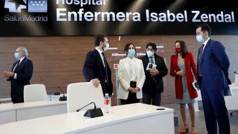 La presidenta de la Comunidad de Madrid, Isabel Díaz Ayuso, rodeada de Pablo Casado e Ignacio Aguado en la inauguración del nuevo hospital de emergencias.