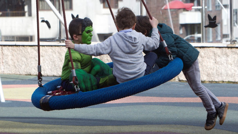 Varios niños juegan en un parque infantil. EFE/Salvador Sas/Archivo