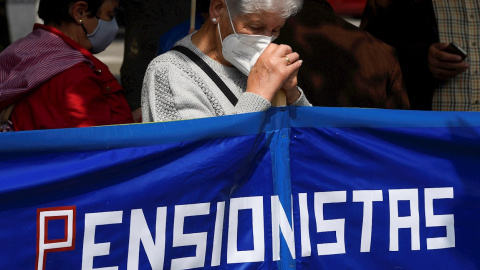 29/05/2021. Una mujer en la manifestación convocada por la Coordinadora Estatal por la Defensa del Sistema Público de Pensiones (COESPE), en la Plaza del Humedal, este sábado en el centro de Gijón. - EFE