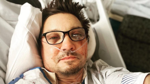 El actor Jeremy Renner comparte un 'selfie' desde el hospital tras sufrir un accidente con una máquina quitanieves.