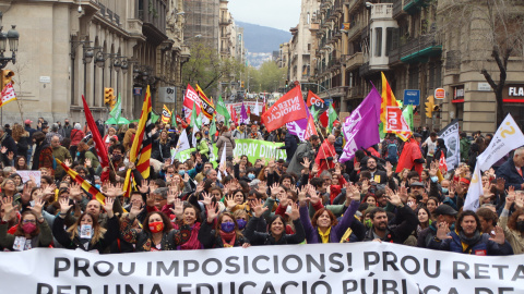 Diverses persones es manifesten a la Via Laietana en el cinquè dia de vaga educativa.