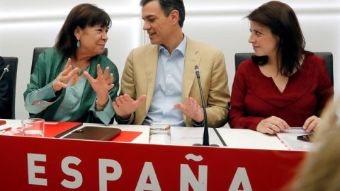 El presidente del Gobierno y secretario general del PSOE, Pedro Sánchez, junto a la presidenta del partido, Cristina Narbona (i), y la vicesecretaria general, Adriana Lastra. - EFE