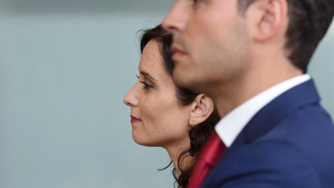 La candidata del PP a la Comunidad de Madrid, Isabel Díaz Ayuso, y el de Ciudadanos, Ignacio Aguado, durante la rueda de prensa que han ofrecido tras firmar este lunes un acuerdo de gobierno en el que no está incluido Vox, pese a que los votos de esta f