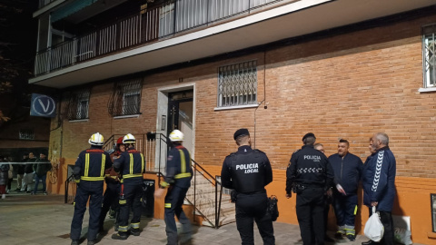 Bomberos y Policía Municipal durante el desalojo del último edificio afectado por las obras de la línea 7B de metro en San Fernando de Henares, Madrid, el pasado martes.