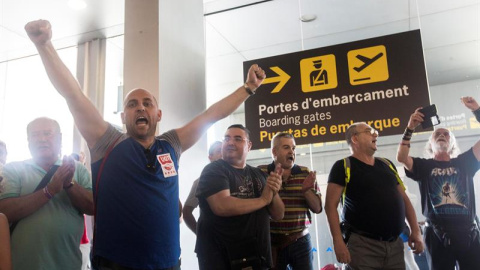 Trabajadores de Eulen aplauden a sus compañeros que cumplen con los servicios mínimos del 90% dictados por el Gobierno en el tercer día de huelga indefinida. EFE/Quique García