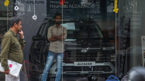 Un hombre pasa por delante de un concesionario de automóviles de Hyundai Motor India Limited (HMIL) en Mumbai (India). EFE/EPA/DIVYAKANT SOLANKI