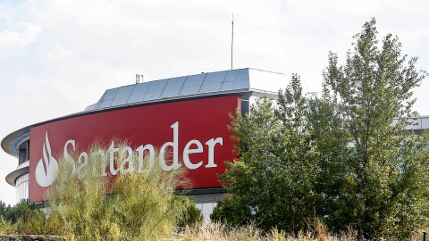 Cartel del Banco Santander en uno de los edificios de la Ciudad Financiera del grupo, en la localidad madrileña de Boadilla del Monte. E.P./Ricardo Rubio