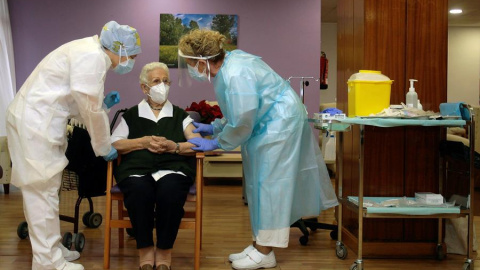 GUADALAJARA, 27/12/2020.- Araceli, una mujer de 96 años, residente en el centro de mayores Los Olmos de Guadalajara capital, ha recibido a las 9.00 horas la primera dosis de la vacuna en España. Tras ella será vacunada una trabajadora de 40 años de la