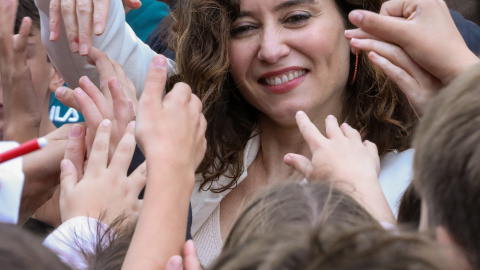 La presidenta de la Comunidad de Madrid, Isabel Díaz Ayuso, se despide de los alumnos a su salida del colegio bilingüe San Agustín Los Negrales de Guadarrama, a 11 de noviembre de 2022, en Guadarrama, Madrid (España).