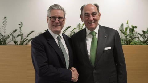 El primer ministro británico, Keir Starmer, con el presidente de Iberdrola, Ignacio Sánchez Galán.