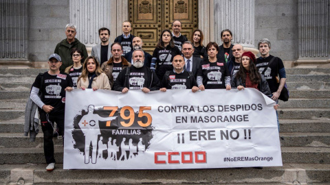 Trabajadores de MasOrange, en el Congreso después de un encuentro con diputados de Sumar, Podemos, BNG y Bildu.