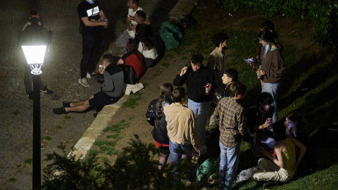 Cientos de jóvenes se concentran haciendo botellón en Madrid, muchos sin mascarilla y sin respetar la distancia