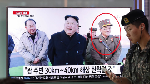 Un soldado surcoreano observa la transmisión de un noticiero reportando sobre Corea del Norte en una estación en Seúl (Corea del Sur). EFE/JEON HEON-KYUN