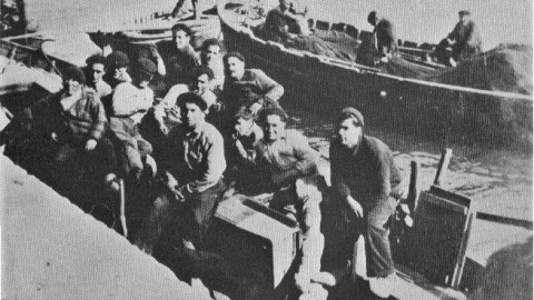 5/1/23 Pescadores y marineros junto miembros de la familia Monzo y su embarcación, en una imagen de 1932.