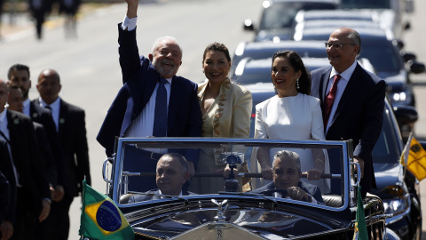 El presidente de Brasil, Luiz Inácio Lula da Silva, junto a la primera dama, el vicepresidente del país, Geraldo Alckmin, y su mujer, en la investidura del mandatario en Brasilia