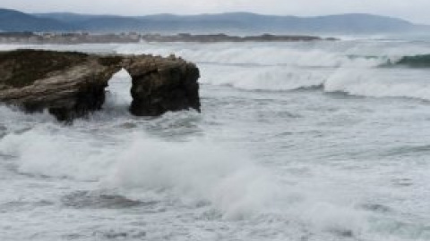 Una chica de 25 años muere al caerle una piedra en la cabeza en la playa de As Catedrais