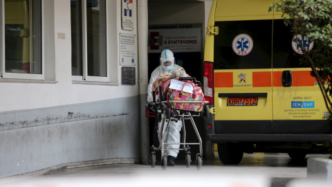 Sanitarios trasladan a un paciente en Atenas.