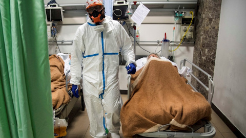 Personal sanitario atiende a varios pacientes en un hospital de Genoa, en Italia.