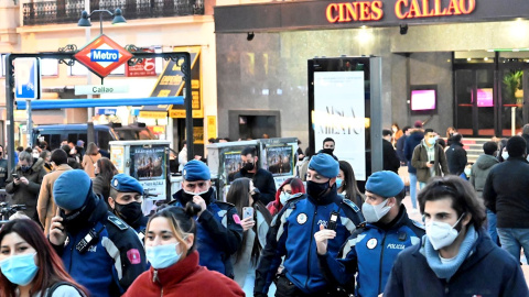 Varios policías municipales patrullan la plaza del Callao de Madrid, este domingo