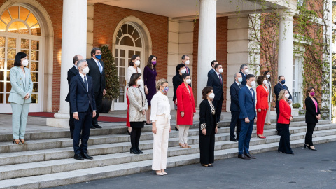 Foto de familia del Gobierno con las recién nombradas vicepresidenta segunda y ministra de Asuntos Económicos y Transformación Digital, Nadia Calviño, la vicepresidenta tercera y ministra de Trabajo y Economía Social, Yolanda Díaz, y la nueva minist