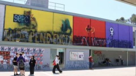 La Junta Electoral obliga la UAB a retirar un mural independentista de la plaça Cívica