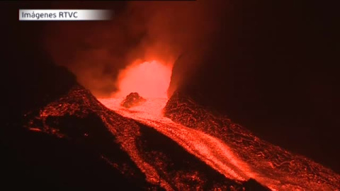 Evacuan 4 barrios de Tazacorte ante el avance de la lava hacia el mar.