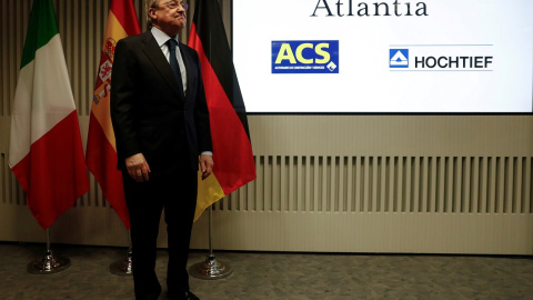 Foto de archivo del presidente de ACS, Florentino Perez, junto a los logos de su empresa, de la italiana Atlantia, y de su filial alemana, Hochtief, en la presentación de su alianza para adquirir Abertis, en marzo de 2018. REUTERS/Juan Medina