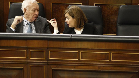 El ministro Margallo junto a Sáenz de Santamaría en el Congreso. EP