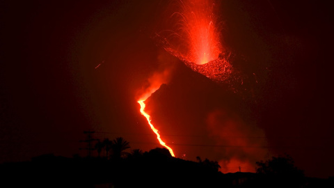 La erupción del volcán de Cumbre Vieja (La Palma) y la colada de lava que desprende, este lunes 27 de septiembre de 2021.