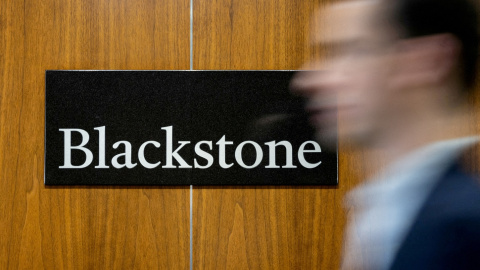 El logo del fondo Blackstone en su sede en Nueva York. REUTERS/Jeenah Moon