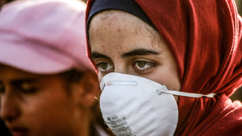 Una mujer con una máscara de gas durante la protesta de mujeres palestinas en Gaza. MAHMUD HAMS / AFP