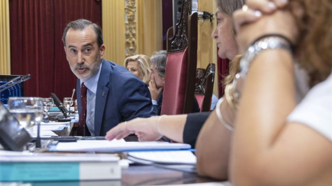 El presidente del Parlament balear, Gabriel Le Senne (Vox), exige a las diputadas socialistas Mercedes Garrido y Pilar Costa que se quiten las camisetas con retratos de tres republicanas asesinadas en 1937.