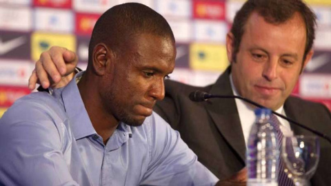 Abidal y Rosell, el día que anunciaron que el jugador o seguiría en el Barcelona. (EFE | ARCHIVO)