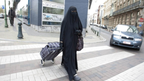 Mujer cubierta con el 'niqab' caminando por la calle. EFE